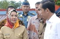 Bupati Kukar Rita Widyasari saat menerima Presiden RI Joko Widodo di desa Tani Bhakti, Samboja