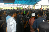 Ratusan warga eks Gafatar saat diminta mengucapkan dua kalimat Syahadat pada Rabu (21/01) kemarin