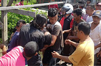 Jasad Hendri dievakuasi warga dan langsung dibawa ke rumah duka  