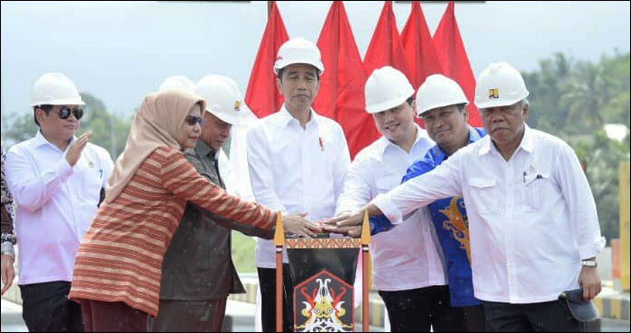Presiden Joko Widodo bersama para Menteri dan Gubernur Kaltim Isran Noor menekan tombol sirine menandai diresmikannya jalan tol Balikpapan-Samarinda di Gerbang Tol Samboja, Selasa (17/12) siang
