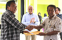 Kepala Disperindag Kukar H Surip menyerahkan berita acara serah terima hibah lahan pasar Kuala Samboja kepada pengusaha lokal H Abu