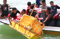 Warga berebut Wala Suji berisi sesajen yang telah dilarung ke laut 