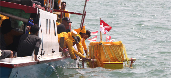 Salah satu Wala Suji yang dilarung di perairan Selat Makassar pada Pesta Laut yang digelar Senin (01/02) siang di Kuala Samboja