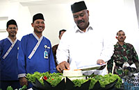 Bupati Kukar Edi Damansyah memotong tumpeng sebagai syukuran atas dioperasikannya gedung baru Puskesmas Handil Baru