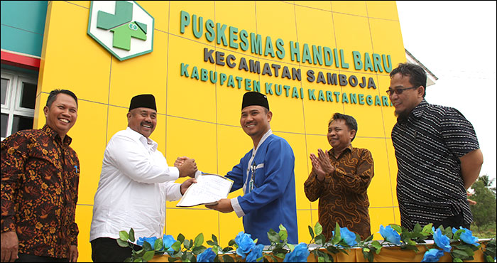 Bupati Kukar Edi Damansyah menyerahkan berita acara serah terima bangunan dari Dinas Kesehatan Kukar kepada Kepala Puskesmas Handil Baru Misran