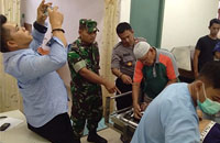 Petugas medis di RSUD Abadi Samboja saat melakukan pemeriksaan korban tersambar petir