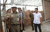Asisten II Setkab Kukar Bahteramsyah (kiri) ketika meninjau pembangunan gedung pelatihan ketenagakerjaan yang dibangun dari program TJS Total E&P Indonesie