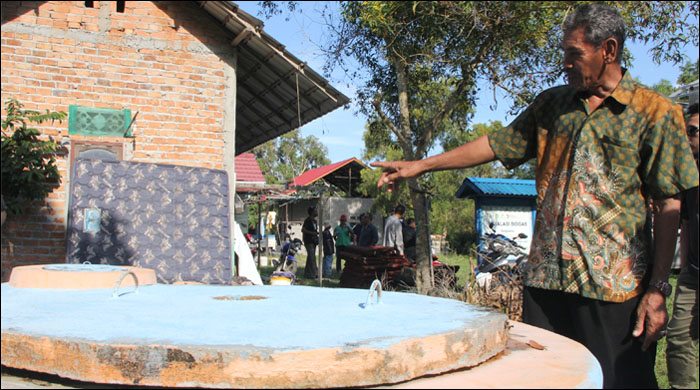 Pak Asnawi menunjukkan instalasi biogas bantuan Total E&P Indonesie yang terpasang di halaman rumahnya 