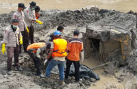 Petugas SAR gabungan saat melakukan pencarian korban yang terperangkap dalam alat berat saat musibah longsor