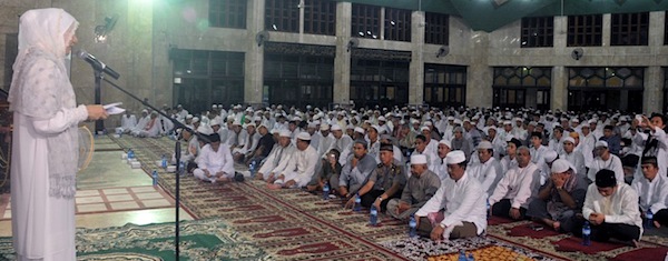 Bupati Rita Widyasari saat menyampaikan sambutan pada kegiatan Dzikir Akbar di Masjid Agung Sultan Sulaiman, Tenggarong, Senin (31/12) malam
