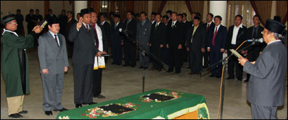 Suasana pelantikan dan pengambilan sumpah jabatan pejabat eselon II di lingkungan Pemkab Kukar oleh Samsuri Aspar