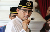 Sandiaga Uno menunjukkan kalung yang baru diterimanya dari Sultan Kutai HAM Arifin