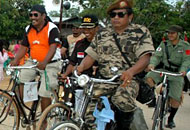 Dengan mengenakan kostum pejuang di masa lalu, para peserta tampak bersemangat mengikuti kegiatan napak tilas Peristiwa Merah Putih ke-63