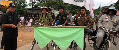 Pj Bupati Kukar H Sulaiman Gafur (kiri) bersiap melepas peserta napak tilas peringatan Peristiwa Merah Putih ke-63 di Sanga-Sanga