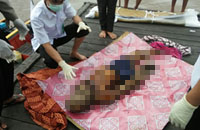 Petugas Puskesmas Sanga-Sanga melakukan visum terhadap jasad Mansyur