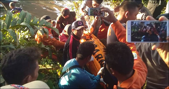 Petugas SAR gabungan bersama warga mengevakuasi jasad Guruh Dwi Anggoro dari sungai Sanga-Sanga
