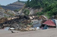 Rumah warga dan jalan poros Sanga-Sanga ke Muara Jawa longsor