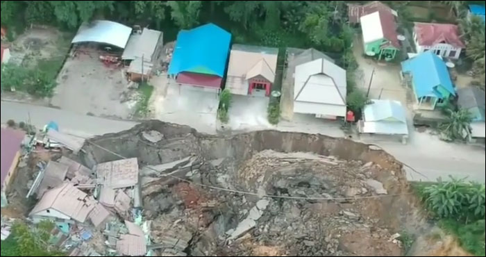 Jalan dan belasan rumah lainnya di Kelurahan Jawa masih terancam longsor