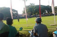 Warga Sanga-Sanga dengan antusias menyaksikan laga uji coba antara PON Kaltim vs Persela Lamongan