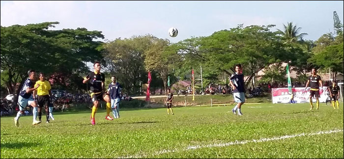 Suasana laga persahabatan antara PON Kaltim vs Persela Lamongan di Sanga-Sanga, Minggu (07/02) sore