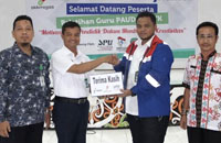 Narasumber pelatihan Dr Jarwoko menerima cenderamata dari Ass Manager Legal & Relation PT Pertamina EP Sanga-Sanga, Dika Agus Sarjono