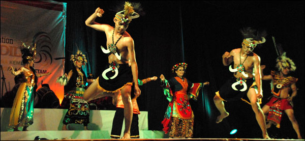 Tarian Pesona Kemilau Nusantara Odah Etam menjadi suguhan pamungkas pagelaran seni dalam rangka HUT Sanggar Tari Adilla ke-6