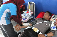 Salah seorang anggota Satlantas Polres Kukar ikut mendonorkan darahnya