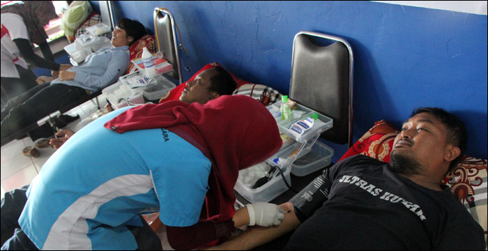 Kegiatan donor darah dalam rangka HUT ke-61 Lalu Lintas di Satlantas Polres Kukar berhasil mengumpulkan 45 kantong darah