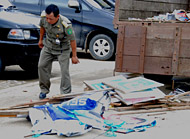 Satpol PP Kukar mengambil tindakan tegas dengan menertibkan baliho/spanduk/poster yang dipasang di sembarang tempat