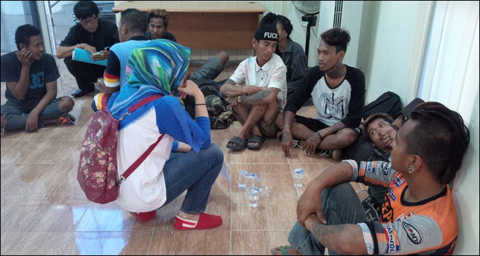 Petugas Satpol PP Kukar tengah mendata 8 orang anak punk dari luar Kukar yang telah sepekan terakhir beraktivitas di Tenggarong
