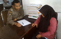 Petugas Satpol PP Kukar memberikan pengarahan kepada Yulia yang terbukti menaiki miniatur menara Eiffel dan Kedaton di Taman Replika