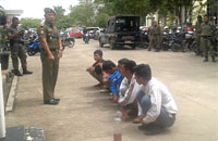 Kepala Satpol PP Kukar H Fida Hurasani saat memberikan arahan kepada remaja yang menenggak miras oplosan