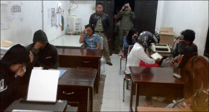 Petugas Satpol PP Kukar mengamankan 8 orang muda mudi tanpa ikatan pernikahan yang terjaring saat razia di hotel melati di Tenggarong pada malam Minggu lalu