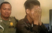 Pemuda asal desa Ritan Baru, Tabang, yang sempat kabur setelah menjadi Satpol gadungan ini akhirnya ditangkap petugas, Selasa (28/07) lalu