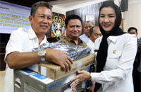 Bupati Rita Widyasari saat menyerahkan laptop dan printer secara simbolis kepada salah seorang Ketua RT