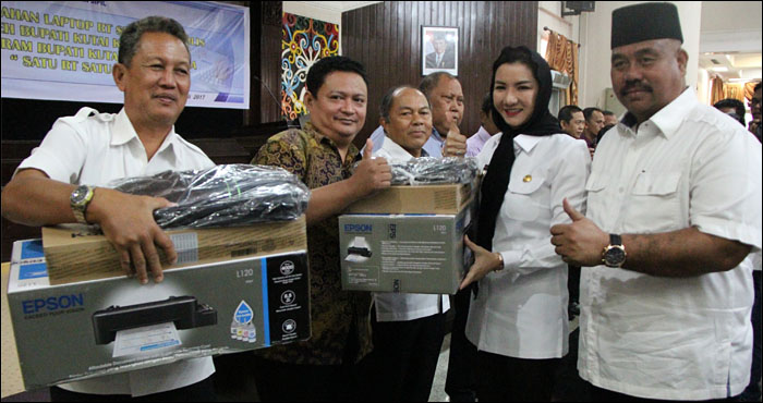 Bupati Kukar Rita Widyasari didampingi Wabup Edi Damansyah menyerahkan laptop kepada 14 perwakilan RT se-Kecamatan Tenggarong