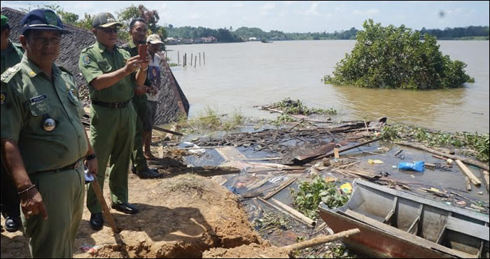 Camat Sebulu Murjani mendampingi Pj Bupati Kukar Chairil Anwar saat meninjau lokasi longsor di desa Sebulu Ilir, Senin (03/08) siang