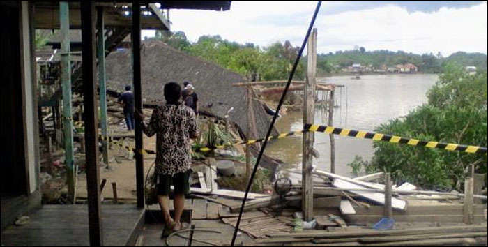 Beberapa warga desa Sebulu Ilir telah membongkar rumah mereka untuk menyelamatkan material bangunan sebelum ikut amblas ke sungai Mahakam