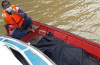 Jasad pemancing asal Samarinda atas nama Taufiqurahman saat dievakuasi warga