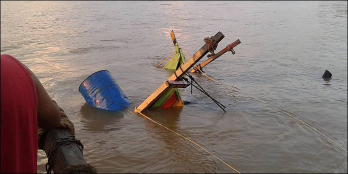 Bangkai kapal feri tradisional yang bertabrakan dengan ponton batubara telah ditemukan tim SAR gabungan pada Jum'at kemarin dan akan dievakuasi sebagai barang bukti