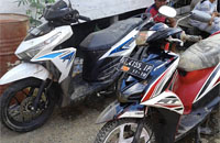 Dua unit sepeda motor milik korban berhasil diangkat dari sungai Mahakam