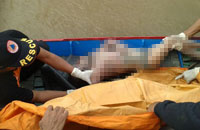 Petugas SAR mengevakuasi jasad M Nabil Alfaris yang tenggelam pada Jum'at (18/03) sore