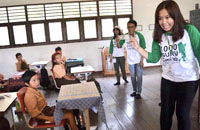 Para relawan Komunitas 1000 Guru saat mengajar di SDN 026 Lekaq Kidau, Sebulu