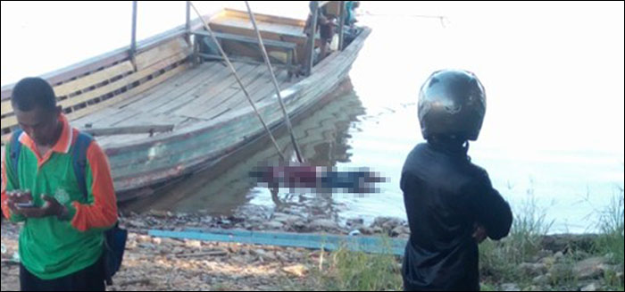 Jasad nahkoda kapal tug boat Buana Nusantara 9, Harry Nasrudin, dibawa ke pinggir sungai Mahakam sebelum kemudian dievakuasi petugas kepolisian ke RSUD AWS Samarinda