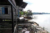 Rumah warga di desa Sebulu Ilir ini telah dibongkar dan dikosongkan setelah terjadi keretakan tanah beberapa hari lalu