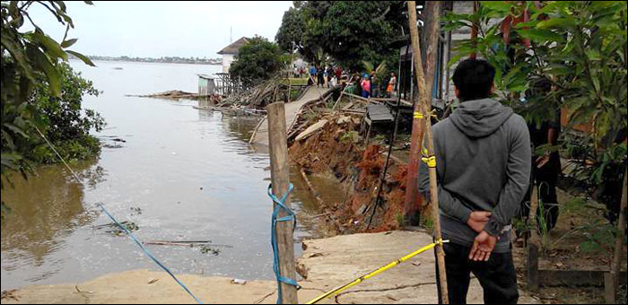 Setelah sempat terjadi keretakan dan pergerakan tanah, jalan semenisasi dan jembatan ulin di desa Sebulu Ilir akhirnya longsor ke sungai Mahakam pada Jum'at (31/07) dini hari tadi