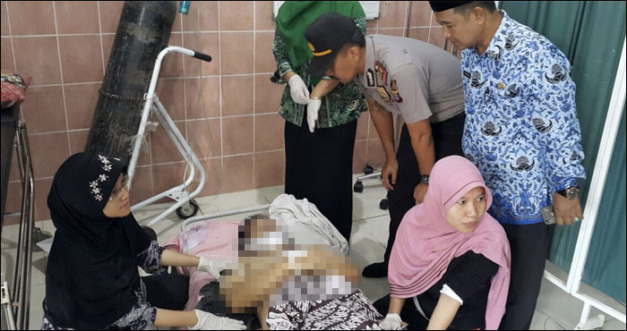 Jenazah Jaminuddin dibawa ke Puskesmas Sebulu setelah ditemukan tergantung di dapur rumahnya