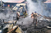 Petugas PMK dari BPBD Kukar melakukan pendinginan du lokasi kebakaran