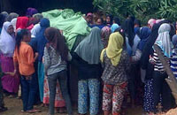 Warga desa Sumbersari, Sebulu, berkumpul di rumah duka untuk melepas jenazah Ratna ke tempat peristirahatan terakhir
