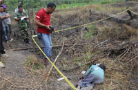 Petugas INAFIS Polres Kukar melakukan identifikasi di TKP penemuan mayat Abdullah